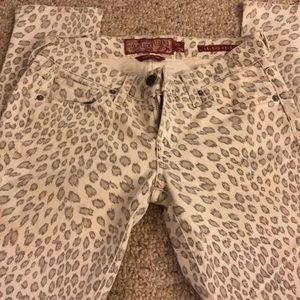 Lucky White Leopard Skinny Capri